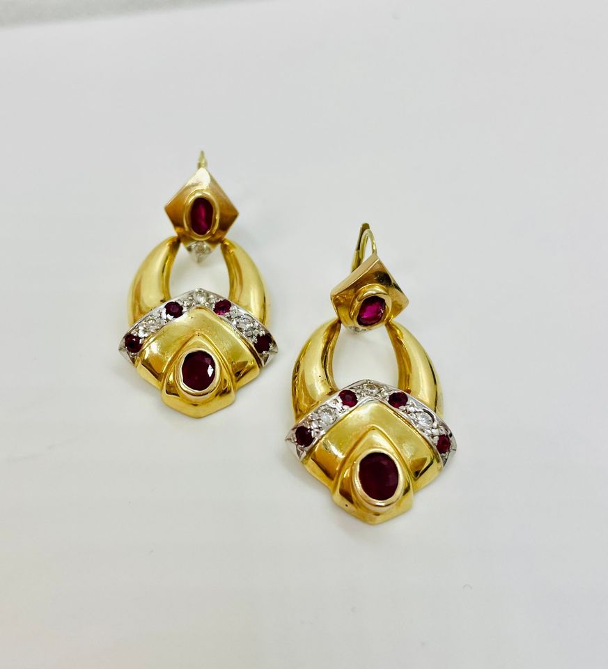 High End Estate Jewellery 14Karat Gold Earrings with natural Rubies and Diamonds measures 35x25mm