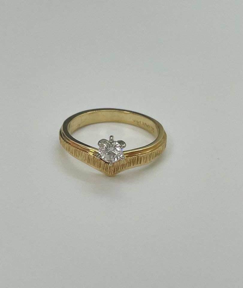 14kt Yellow or White gold ring with 0.25ct zsophia diamond.