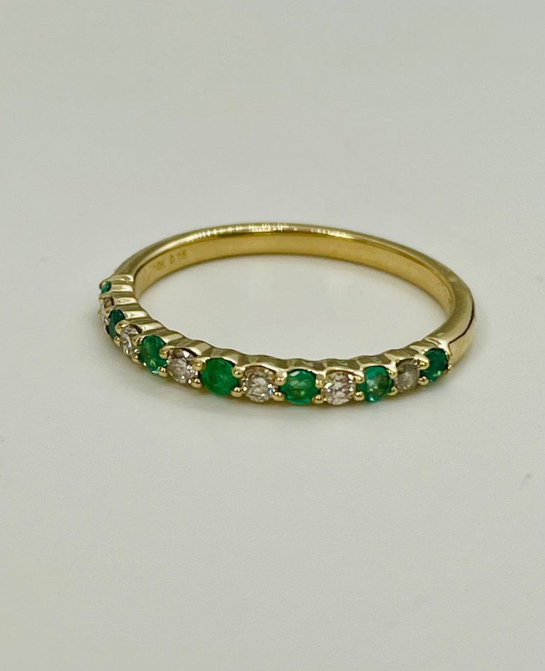 Gorgeous 0.25CTW Natural Diamonds & Colombian Emeralds Stackable Band in 10K