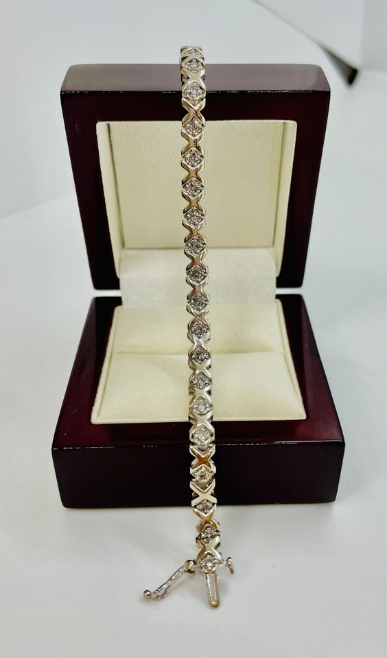 Beautiful 10Karat White Gold & Natural Diamonds Tennis Bracelet 1.40 CTW
